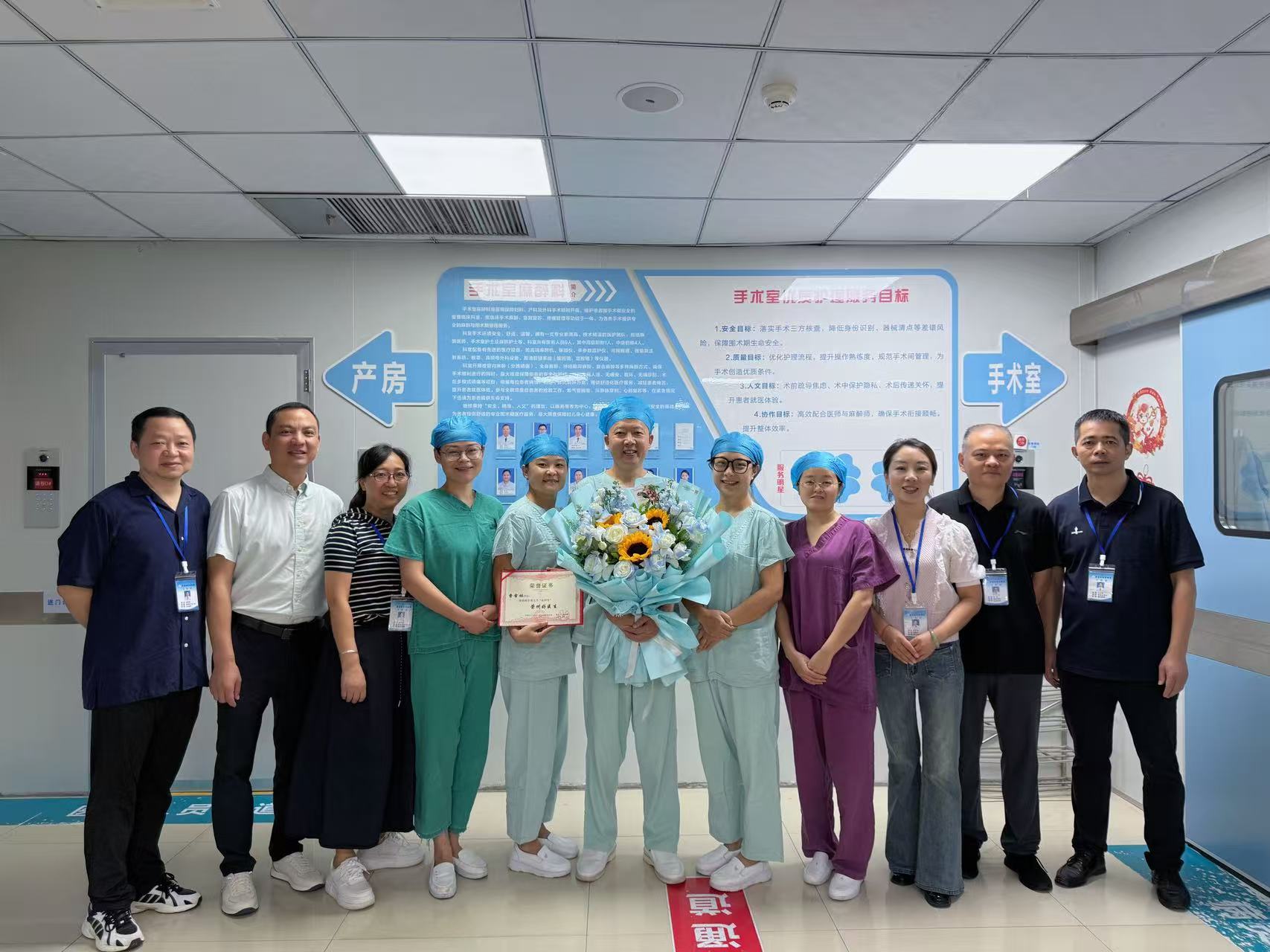【中国医师节】致敬生命守护者——院领导深入一线慰问，以鲜花与敬意送给最可爱的你们